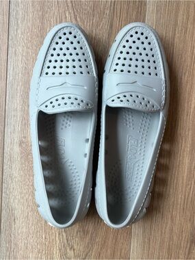 Floafers Women's Posh Driver Loafers Harbor Mist Gray Size 8 EUC